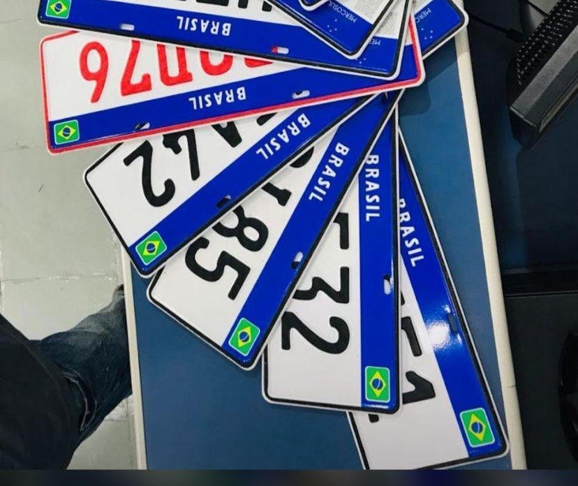 Lote de placas Mercosul produzidas para envio a clientes de todo o Brasil